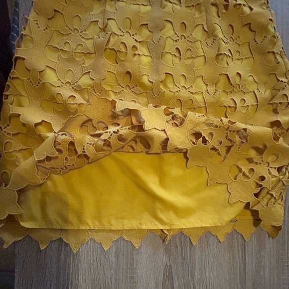 LOFT Mustard Yellow Layered Cutout Stretch Waistband Skirt Size 4 - Picture 5 of 9